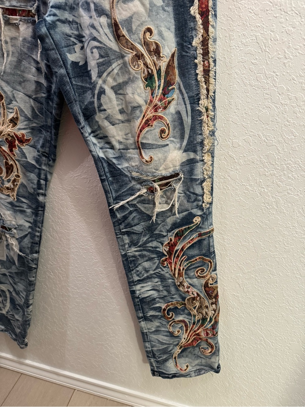 SmokeRise Men’s Distressed Tapestry Jeans BlueToast Embroidered Graphic W30 NWOT - Picture 6 of 13